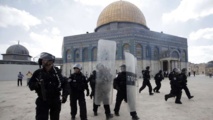 Policías israelíes ante la mezquita de Al Aqsa