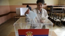 Una mujer vota en Serbia