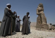 Presentan dos nuevas estatuas gigantes del faraón Amenofis III descubiertas en Luxor