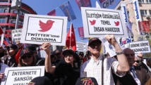 Manifestantes contra la prohibición de Twitter en Turquía Manifestantes contra la prohibición de Twitter en Turquía