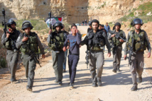 Un palestino es detenido por policías israelíes Un palestino es detenido por policías israelíes