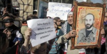 Manifestantes pidiendo la liberación de presos, en Palestina