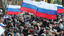 Manifestantes en Donetsk, Ucrania, con banderas rusas