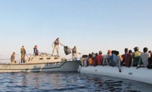 Inmigrantes africanos son rescatados por los italianos Inmigrantes africanos son rescatados por los italianos