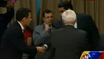Capriles-izquierda-saluda a Maduro, a la derecha