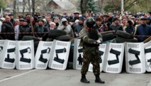 Manifestantes federalistas, y policías antidisturbios que se han pasado a su lado, en Donetsk