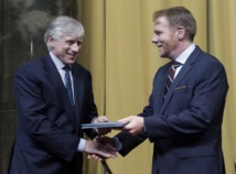 Philip Kennicott-derecha-del Washington Post, recoge el premio Philip Kennicott-derecha-del Washington Post, recoge el premio