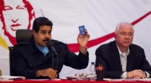 Nicolás Maduro, a la izquierda