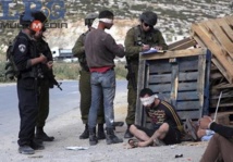 Palestinos detenidos por policías israelíes Palestinos detenidos por policías israelíes