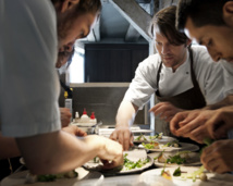 Rene Redzepi, en el centro, cocinando.