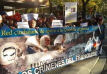 Manifestantes a favor de que se juzguen los crímenes del franquismo Manifestantes a favor de que se juzguen los crímenes del franquismo