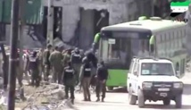 Los rebeldes suben al autobús en Homs Los rebeldes suben al autobús en Homs