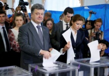 Poroshenko, votando. Poroshenko, votando.