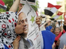 Una mujer besa un cartel de Sisi Una mujer besa un cartel de Sisi