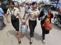 Inmigrantes camboyanos volviendo a su país Inmigrantes camboyanos volviendo a su país