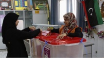 Una mujer vota en Libia Una mujer vota en Libia