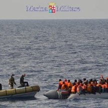 La marina italiana rescata a inmigrantes africanos La marina italiana rescata a inmigrantes africanos