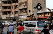 Algunos hombres ondean las banderas del EIIL en Raqqa, al este de Siria Algunos hombres ondean las banderas del EIIL en Raqqa, al este de Siria