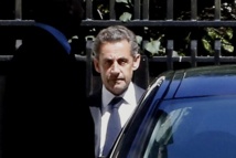 Nicolas Sarkozy saliendo de su casa Nicolas Sarkozy saliendo de su casa