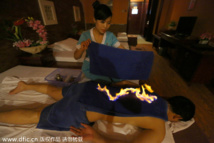 Una mujer apaga el fuego Una mujer apaga el fuego