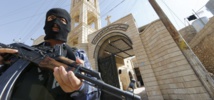 Un miliciano ante un templo cristiano en Mosul