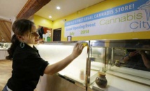 Una trabajadora en la primera tienda de marihuana de Seattle. Una trabajadora en la primera tienda de marihuana de Seattle.
