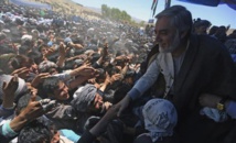 Abdulá Abdulá saluda a la gente Abdulá Abdulá saluda a la gente