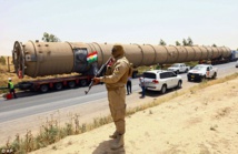 Un peshmerga kurdo vigila la refinería de Kalak, cerca de Erbil.