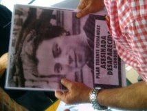 Un cartel con la foto de una mujer asesinada Un cartel con la foto de una mujer asesinada