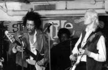Johnny Winter-a la derecha-con Jimi Hendrix