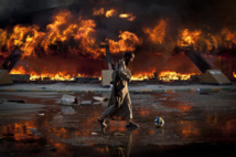 Más de cien muertos en combates en Libia, los extranjeros abandonan el país Más de cien muertos en combates en Libia, los extranjeros abandonan el país