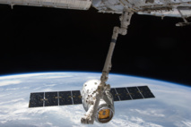 La cápsula de la empresa SpaceX, acoplada a la estación espacial internacional