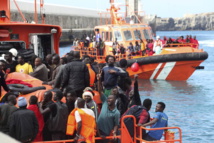 Inmigrantes africanos en el puerto de Algeciras, en España