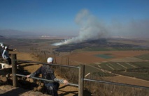 Un druso observa el humo desde el lado israelí de la frontera, en los altos del Golán Un druso observa el humo desde el lado israelí de la frontera, en los altos del Golán