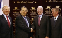 John McCain, segundo por la derecha, durante una visita a Israel