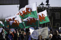 Nacionalistas galeses con banderas galesas. Nacionalistas galeses con banderas galesas.