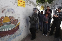 Palestinos y policías israelíes en Jerusalén