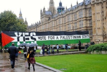 Una pancarta pidiendo el reconocimiento del estado palestino ante el parlamento británico