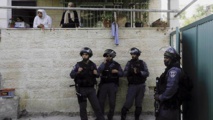 Policías israelíes vigilan la entrada de una de las casas ocupadas por colonos.