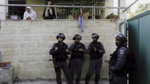 Policías israelíes vigilan la entrada de una de las casas ocupadas por colonos. Policías israelíes vigilan la entrada de una de las casas ocupadas por colonos.