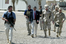 Agentes de Blackwater escoltando a Paul Bremer