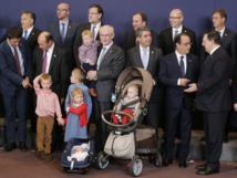 Van Rompuy-en el centro, con un niño-con algunos presidentes europeos.