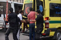 Los servicios de emergencia evacúan a los heridos en un atentado en la universidad de El Cairo Los servicios de emergencia evacúan a los heridos en un atentado en la universidad de El Cairo