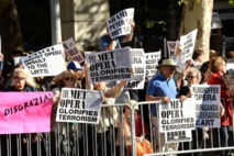 Manifestantes protestando contra la ópera