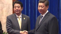 El presidente japonés, Shinzo Abe-a la izquierda-y el presidente chino, Xi Jinping