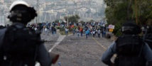 Manifestantes palestinos y policías israelíes. Manifestantes palestinos y policías israelíes.