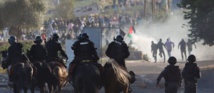 Policías israelíes y manifestantes palestinos