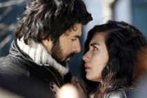 Los protagonistas en una escena de la serie, Engin Akyürek y Tuba Büyüküstün