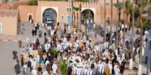 Fieles saliendo del rezo en Arabia. Fieles saliendo del rezo en Arabia.