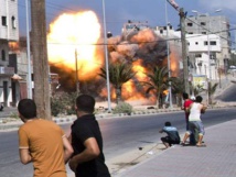 Una bomba israelí cae en Gaza Una bomba israelí cae en Gaza